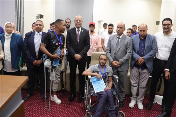 وزير العمل يُسلم عقود عمل لذوي