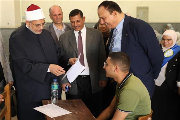 رئيس جامعة الأزهر يتفقد اختبارات مسابقة «القراءة الحرة»