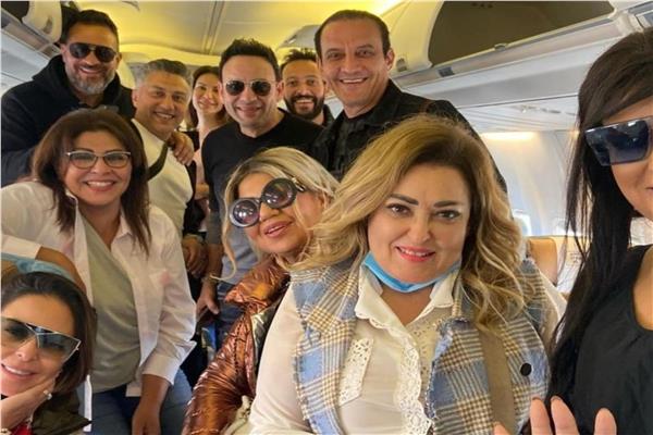 وفد الفنانين المتجه للعراق للمشاركة في مؤتمر العراق الدولي