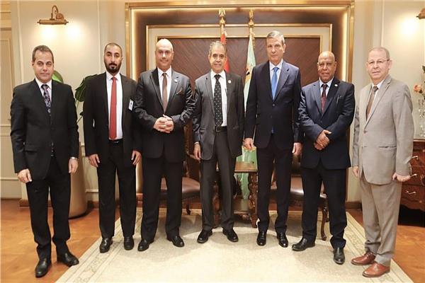 جانب من لقاء وزير الزراعة ووفد المجلس الدولي للتمور