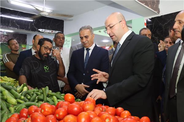 الدكتور محمد هانى غنيم محافظ بنى سويف خلال الجولة 