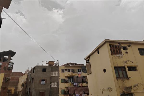سماء ملبده بالغيوم وعاصفة ترابية