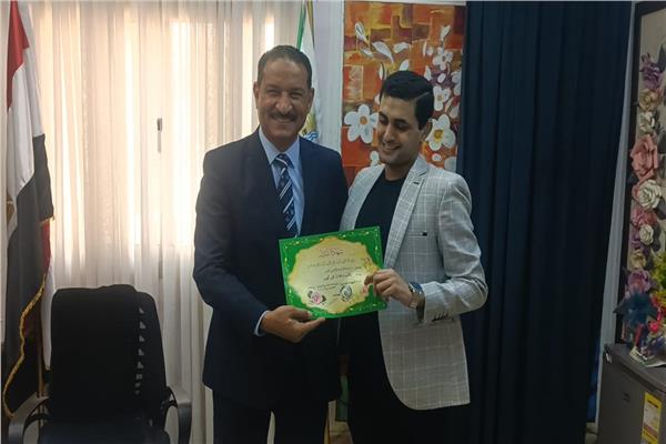 أشرف سلومة وكيل وزارة التربية والتعليم بالجيزة يكرم الطالب عادل محمد