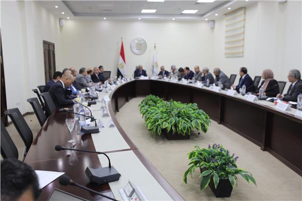 وزير التعليم العالى يجتمع مع رؤساء الجامعات الأهلية المنبثقة من الجامعات الحكومية