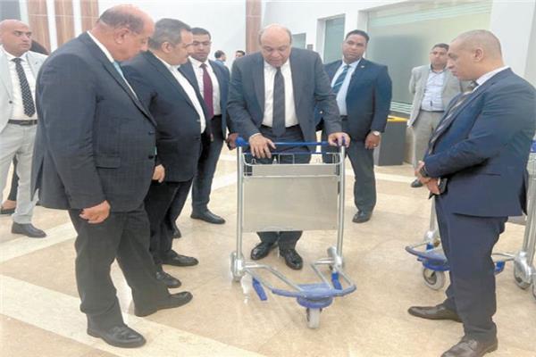 وزير الطيران يفحص عربات نقل الحقائب 
