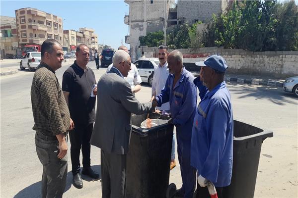 خلال جولة تفقدية بالعريش محافظ شمال سيناء يصافح عمال النظافه 