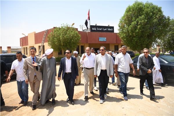  محافظ قنا يطلق إشارة بدء توصيل التيار الكهربائى
