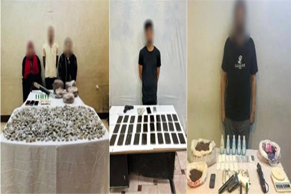 المتهمون وأمامهم المضبوطات