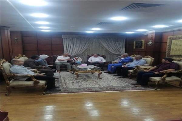 رئيس ميناء دمياط خلال استقباله رئيس الهيئة العامة للرقابة على الصادرات
