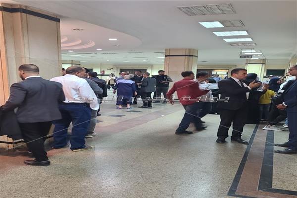 قبل بدء جلسة محاكمة عصام صاصا