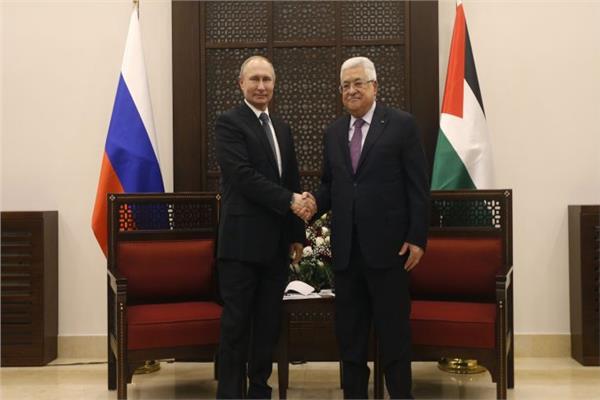الرئيس الفلسطيني محمود عباس ونظيره الروسي فلاديمير بوتين 