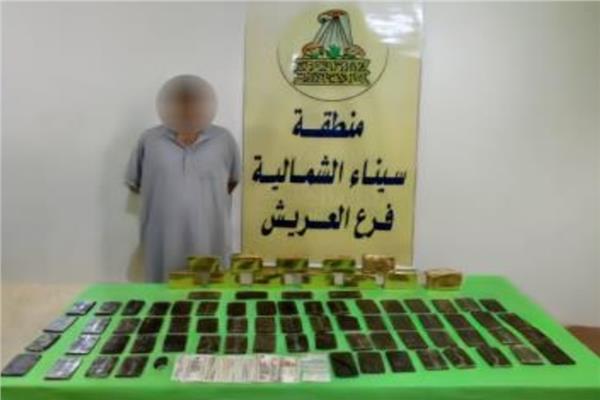 المتهم وبحوزته المضبوطات