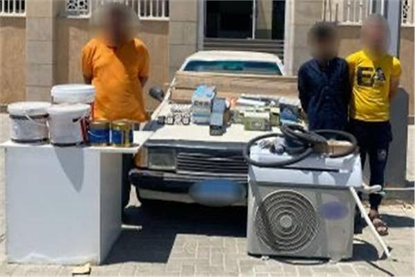 المتهمين وبحوزتهم المضبوطات