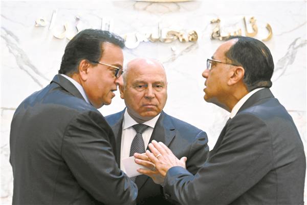 د. مصطفى مدبولى يناقش د. خالد عبد الغفار وكامل الوزير