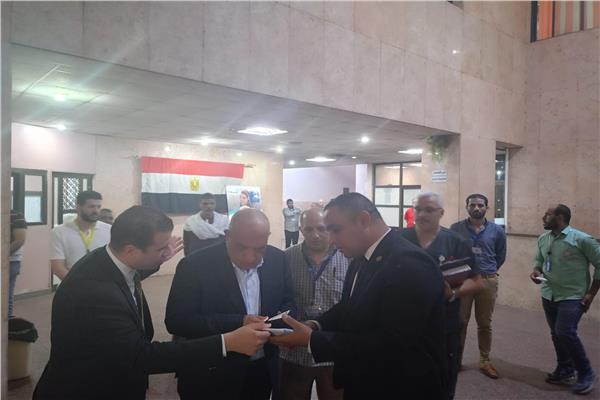 وزير الكهرباء والطاقة المتجددة في زيارة مفاجئة لمستشفى الكهرباء بمنطقة ألماظة