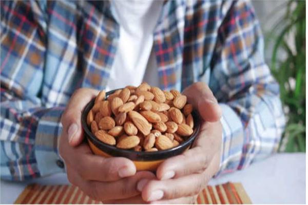 ما يحدث عند الإفراط في تناول اللوز