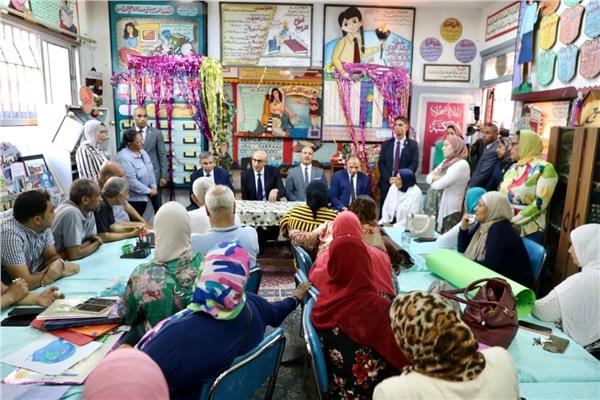 جانب من جولة وزير التعليم في الإسكندرية اليوم