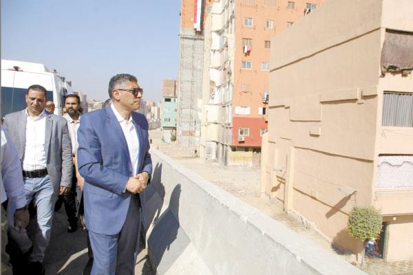 محافظ الجيزة خلال جولته التفقدية على «الدائرى»