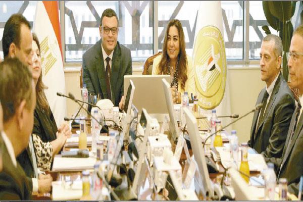 وزيرا التنمية المحلية والإسكان خلال الاجتماع مع أعضاء برنامج الأمم المتحدة للمستوطنات