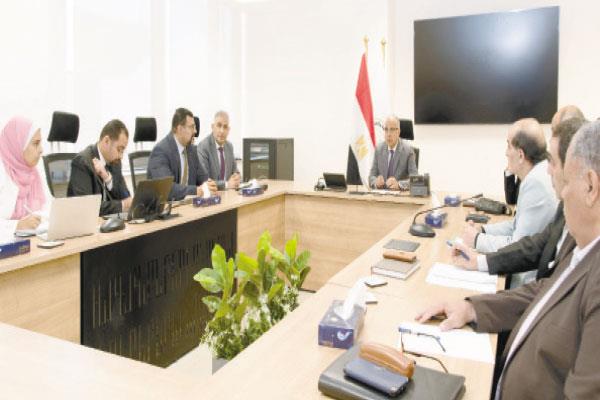 وزير الموارد المائية والرى خلال اجتماعه لبحث إجراءات ترشيد المياه