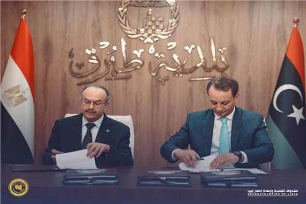 جانب من التوقيع 