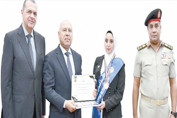 الفريق كامل الوزير يكرم إحدى المتدربات