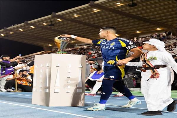 رونالدو مع كأس السوبر السعودي قبل اللقاء