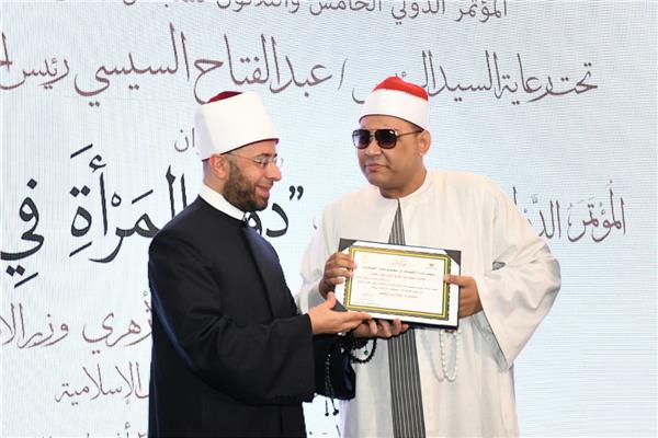 وزير الأوقاف يكرم ممثل وزارة الأوقاف