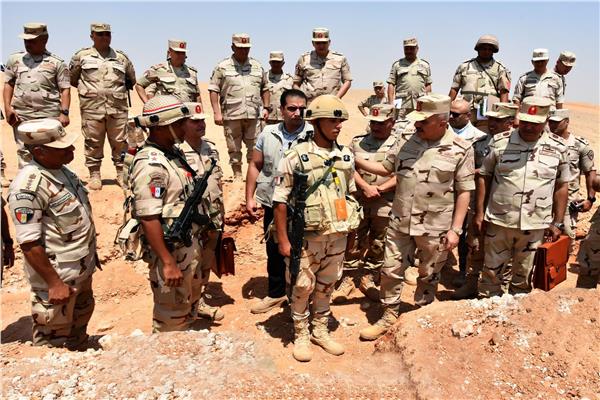 الفريق أحمد خليفة رئيس أركان حرب القوات المسلحة يتفقد إحدى المراحل التدريبية