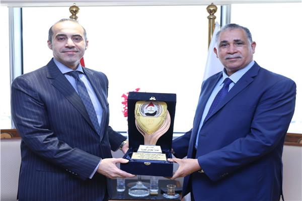 المستشار محمود فوزي وزير الشؤون النيابة وعبد الحليم علام، نقيب المحامين ورئيس اتحاد المحامين العرب
