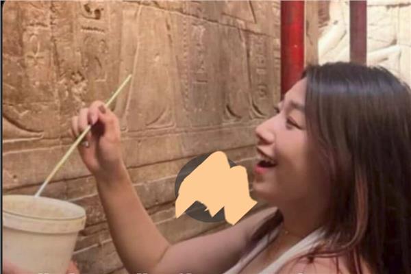 السائحة الصينية تلون الأثار بمعبد الأقصر