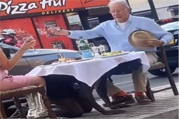 رجل أفريقي "طاولة بشرية" في الشارع