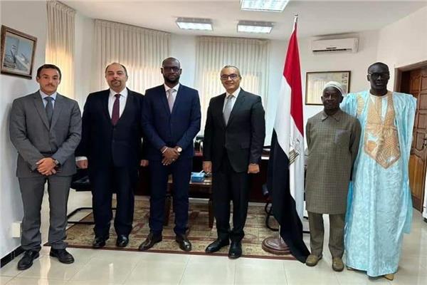 سفير مصر في السنغال يلتقي مدير عام هيئة المعارض السنغالية 