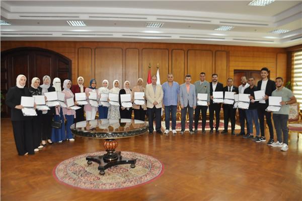 رئيس جامعة كفر الشيخ مع خريجي برنامج علوم وتكنولوجيا النانو