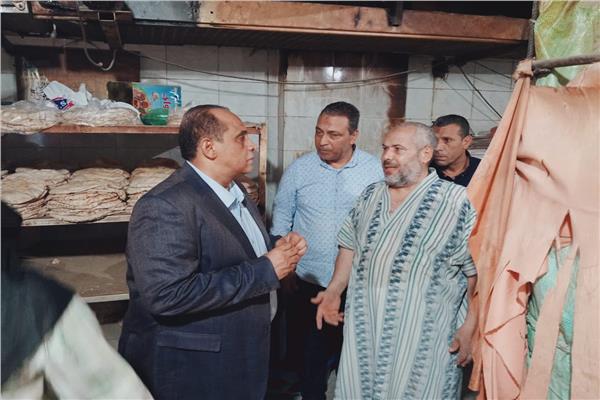 محافظ كفر الشيخ أثناء حملة تفتيشية على المخابز