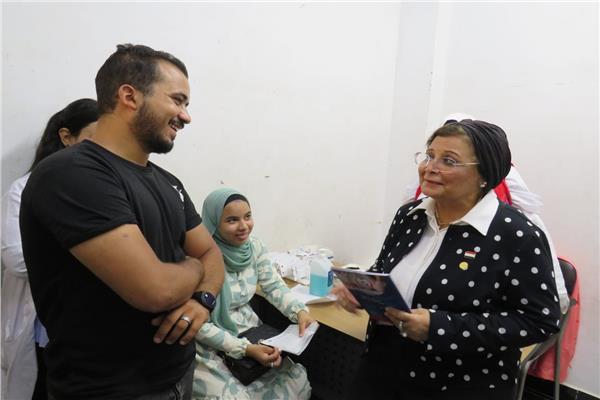 الدكتورة عبلة الألفي نائب وزير الصحة خلال خلال زيارتها لإحدى المنشئات الصحية بالصعيد