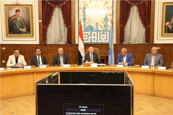 الإجتماع الدورى لمحافظ القاهرة لمتابعة المشروعات التى أقامتها الدولة بديل للمناطق غير الآمنة