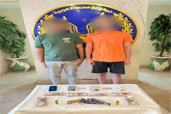 المتهمين وبحوزتهما المضبوطات