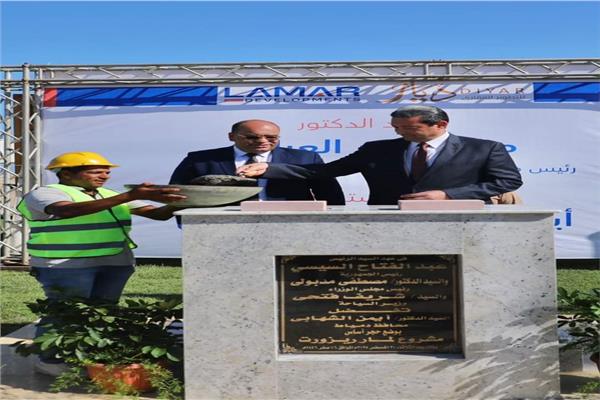 الدكتور أيمن الشهابى محافظ دمياط خلال وضع حجر الاساس لأحد المنتجعات السياحية