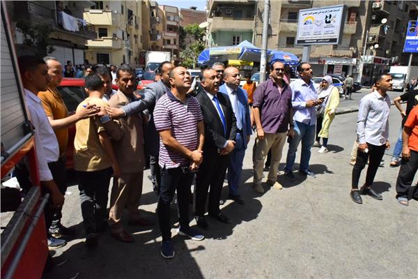 اللواء دكتور هشام أبو النصر محافظ أسيوط  خلال متابعة اخماد حريق بوحدة سكنية
