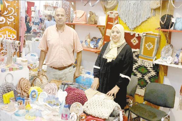 سيدة تعرض منتجاتها