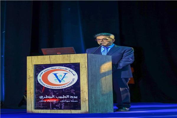 الدكتور مجدى حسن نقيب الأطباء البيطريين