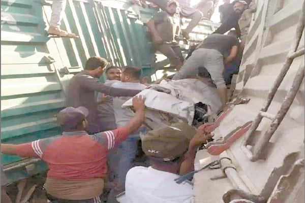  حادث تصادم قطار برج العرب بـ 5 سيارات