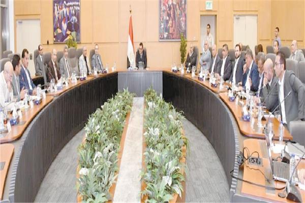 وزير الإسكان خلال اجتماعه بقيادات الوزارة