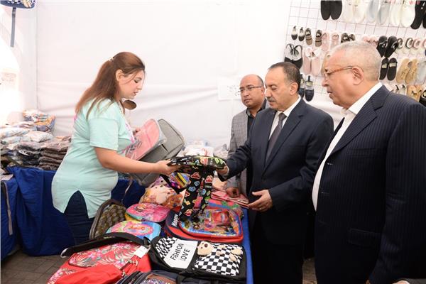 محافظ أسيوط خلال جولته بالمعرض