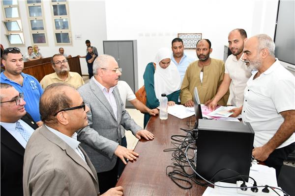 رئيس جامعة القناة يتابع سير العمل داخل مكتب تنسيق جامعة الإسماعيلية