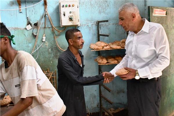 محافظ أسوان يفاجئ المخابز