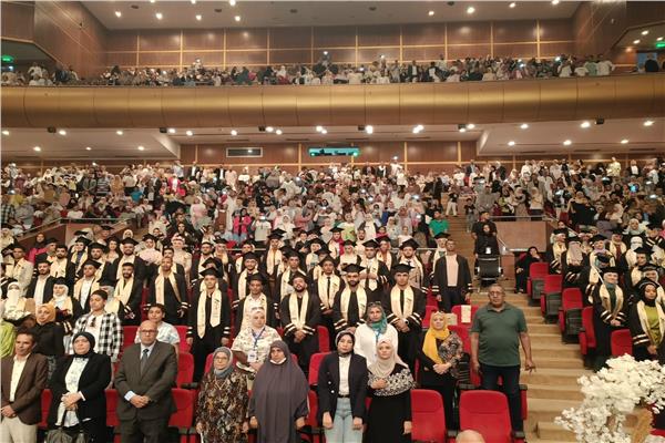 الفرحة والطموح.. حفل تخرج لطلاب أقسام كلية الآداب بمجمع الفنون والثقافة