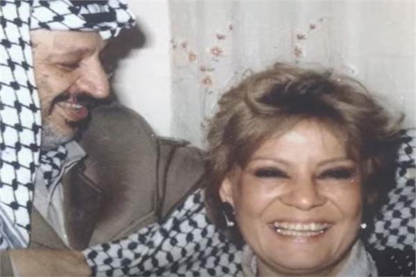 الفنانة نادية لطفي أثناء تلقيها الوشاح الفلسطيني من الرئيس ياسر عرفات
