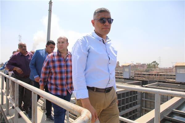 محافظ الجيزة يتفقد المرحلة الأولى من محطة مياه القيراطيين